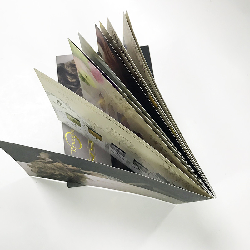 نشرة إعلانية مخصصة طباعة ملصق 4c 4c Cmyk لون A5 طباعة كتيب