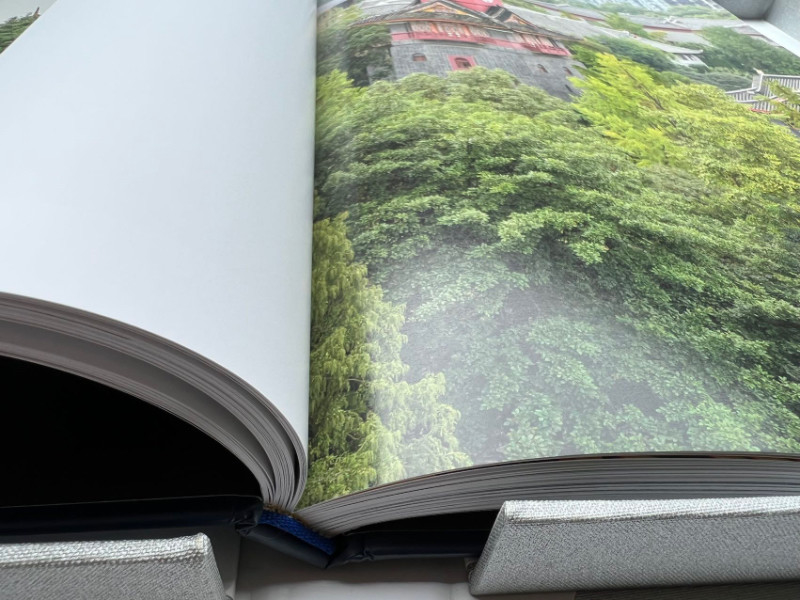 CMYK Hard Cover Photo Book طباعة السرج خياطة UV بالألوان الكاملة 21 سم